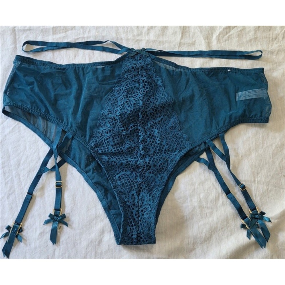 NWOT Cacique 26/28 Sheer Mid Waist Cheek Underwear Garters 129418